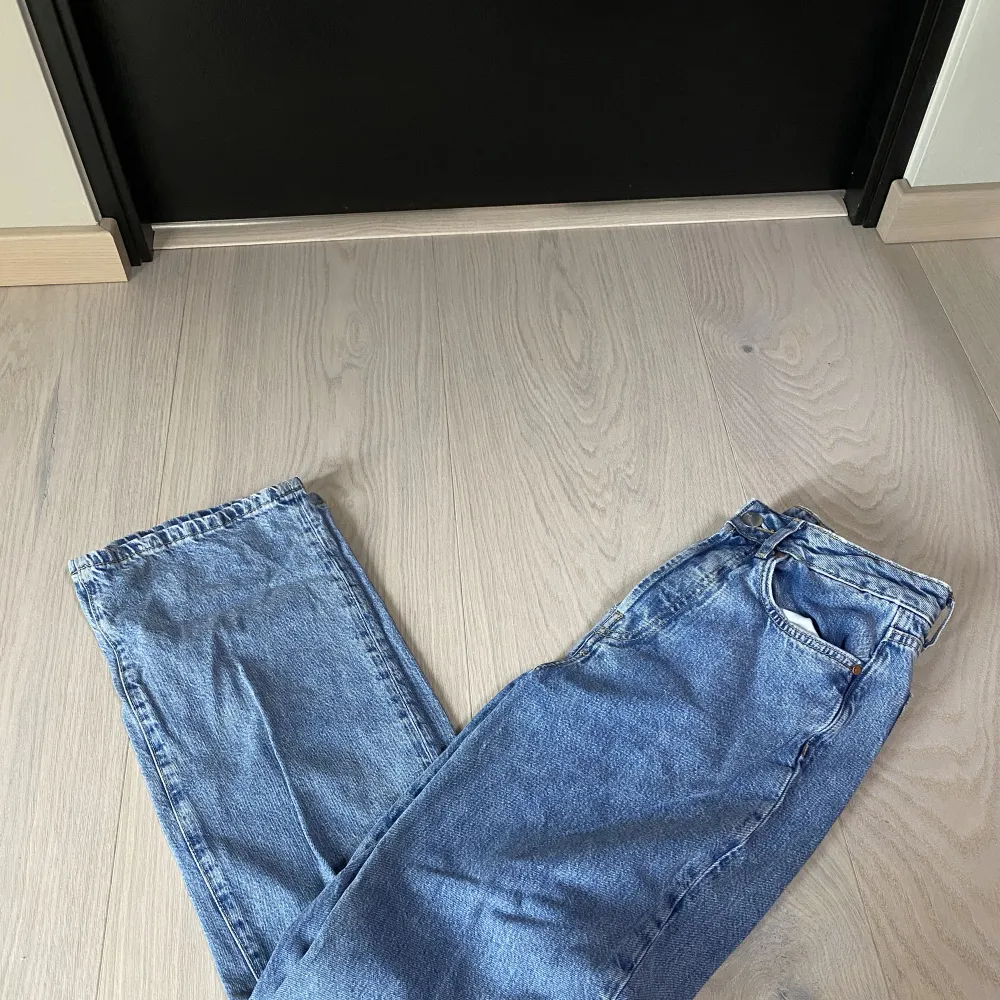 Blåa jeans i märket Topshop i storlek W-26 L-30, i nyskick, 100kr. Jeans & Byxor.