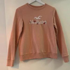 Tröja  - Hollister tröja i storlek small. Använd ett fåtal gånger men fint skick. Vid frågor, hör av dig. 