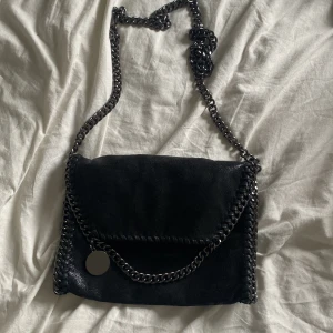 Väska (svart) - Säljer denna underbara väska, använt en gång. Underbart fin väska nu till hösten och vintern får plats med rimligt mycket💗 ordinarie pris: 299kr  OBS! Priset går att diskutera 