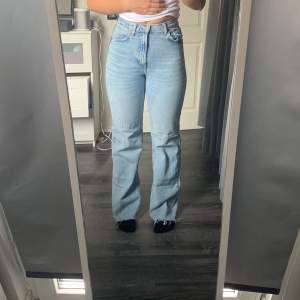 Blåa raka high waist jeans från Zara