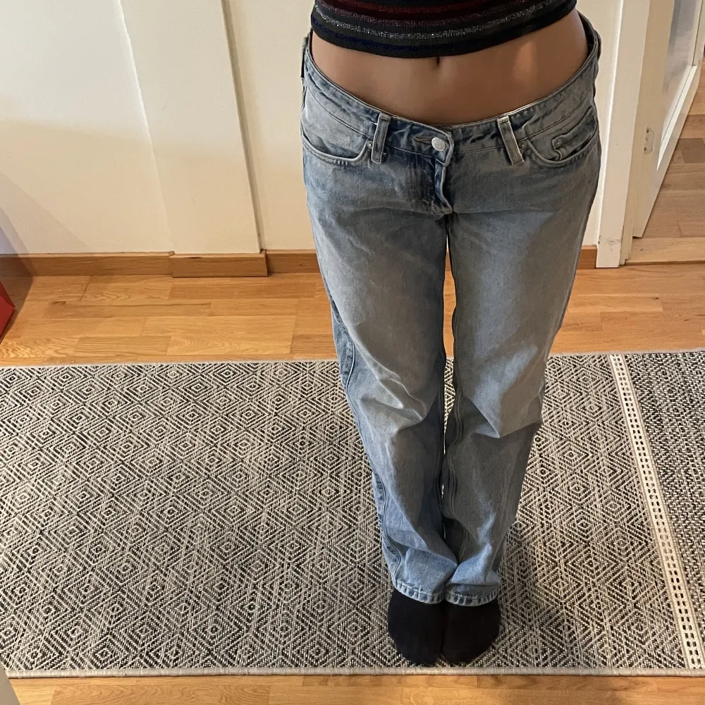 Populära arrow low jeans från weekday. Lågmidjade och jättesnygg tvätt. Jag är 165! Pris kan diskuteras🙏. Jeans & Byxor.