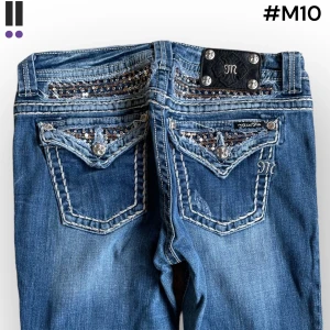 M10 lågmidjade bootcut missme jeans  - MissMe jeans i model Easy boot 💜 Tag 29W 💜Midja (rakt över) 40cm 💜 Innerben 77cm 💜 Ytterben 103cm 💜 Benöppning 21cm 💜 Uppsydda 💜Våra mått blir W=31 och L=30 💜 Men jämför alltid måtten med dina bästa jeans