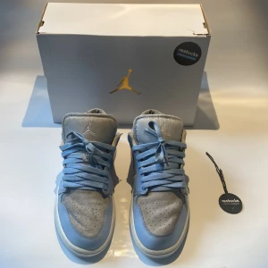 Jordan 1 Low University Blue, Grey - Lätt använda, köpta från Restocks. Är öppen att ta ner priset. Nypris 2100kr