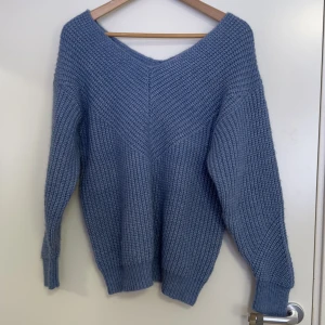 Stickad tröja - Väldigt sparsamt använd. Har en något ljusar färg än på bilden 