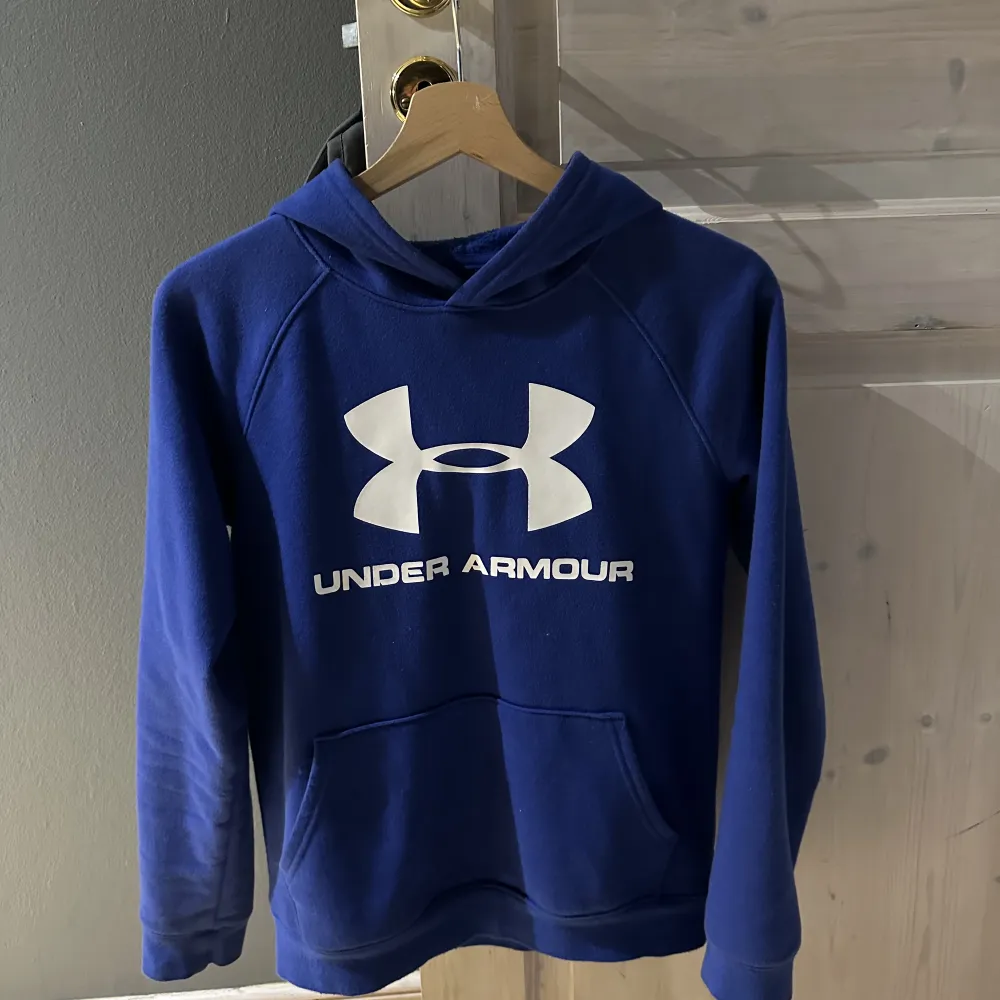 Under armor hoddie storlek L i barn. Blå unik och utstickande färg. . Hoodies.