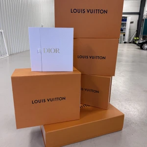 Äkta lådor  - Kompletta lådor säljes. På 2 av dem har det släppt lite vid vecket när man öppnar.  Alla lådor säljs tillsammans 