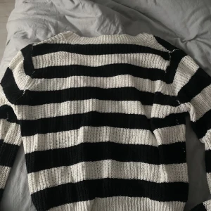 Stickad tröja - Randig stickad tröja men sköna och långa armar och en ”urringning” som liknar intimissimi💖S 80kr + frakt