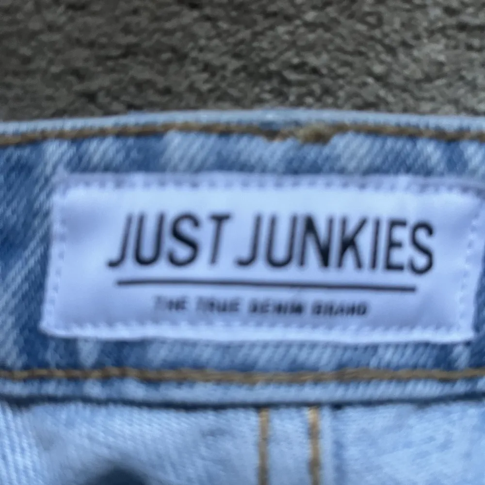Ett par riktigt najs ljusblå jeans från just junkies i prima skick. Strlk 28/32. Nypris 900 :- Mitt pris 400 :- Skriv vid intresse!. Jeans & Byxor.