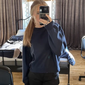 Sweatshirt  - Marinblå sweatshirt som inte kommer till användning längre! 💋