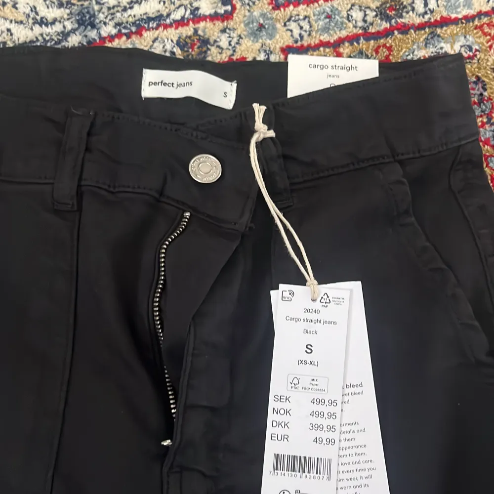 Cargo straight jeans black. Helt oanvänd, etikett fortfarande kvar.. Jeans & Byxor.