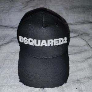 Dsquared2 Keps - Kepsen är topp skick. Har använt den max 5 gånger. Säljer den eftersom att jag har en annan keps jag gillar mer. Köpt för ca 1 år sedan på room 1006. Samma som köpt, inga defekter 