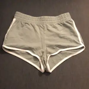 Säljer skogsgröna mjukis shorts från h&m. Inga defekter, storleken är lite oklar men xs skulle jag gissa på.💗