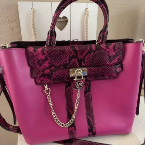 Michael kors väska  - Har en fin väska från mk. Aldrig använd pris lapp finns kvar. 