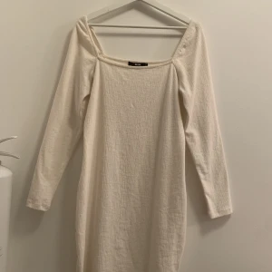 Vit klänning  - Vit klänning ifrån Bikbok 