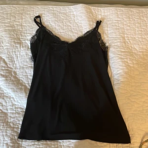 Svart spetsig linne - Jag säljer ett linne som aldrig kommit till andvändnig. Jag har använt den 1-2 gånger❤️priset kan förhandlas🫶🏻