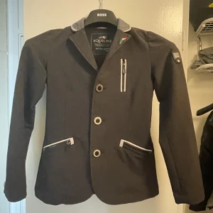 Equiline tävlingskavaj junior - Svart. Stl 10/11 år.  Använd men i bra skick. 