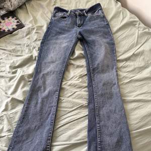 jeans från shein i storlek xs. det saknas lite paljetter men annars i fint skick! köpta second hand🩵