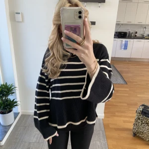 Randig tröja  - Säljer denna populära tröja från ginatricot! Just nu slutsåld på hemsidan! Nyskick Nypris 400kr