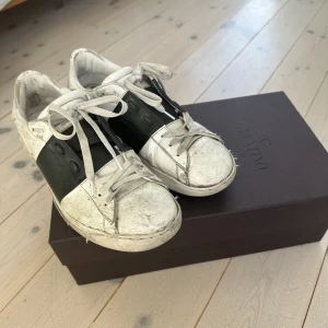 Valentino skor  - Säljer dessa valentino skor💕 väl använda därav priset!! går att rengöra dom så dom blir lite fräschare! 