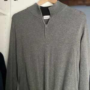 John Henric Half zip - Är en halv zip från John hentric som nästan är helt ny. Skick 10/10. Nypris 1000kr. Pris kan diskuteras. Inga byten. Har du några funderingar är de bara att skriva