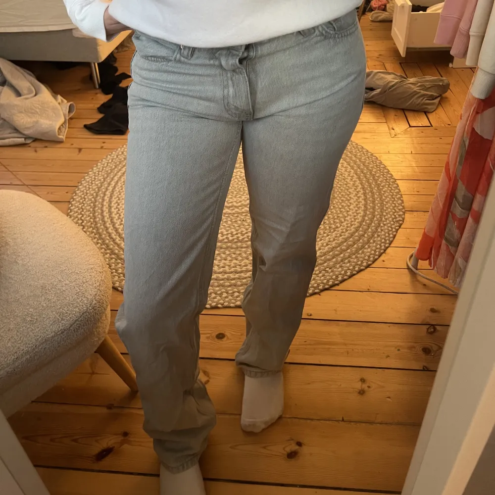 Grå low/mid waist straight jeans från Ginatricot!! Bra skick och endast använda fåtal gånger. Säljer då de blivit för små!. Jeans & Byxor.