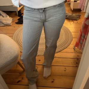 Grå low/mid waist straight jeans från Ginatricot!! Bra skick och endast använda fåtal gånger. Säljer då de blivit för små!