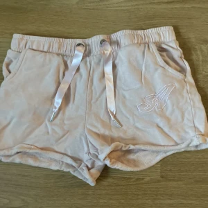 Short med broderi  - Säljer dessa supersöta shorts med detalj då de inte kommer till användning 😻🙌 Använda ganska få gånger 🫶🏻storlek 160 men passar som xs, supermysiga så rekommenderar att ha dem som pyjamas 😊