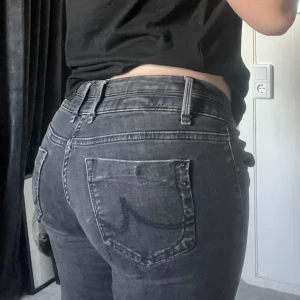 LTB jeans  - Säljer dessa assnygga lågmidjade LTB jeans som inte kommer till användning💗  Jag är ca 165, jeansen sitter ända ner på hälarna på mig⭐️ Innerbenslängden: ca 84 cm   Midja: ca 74 cm 