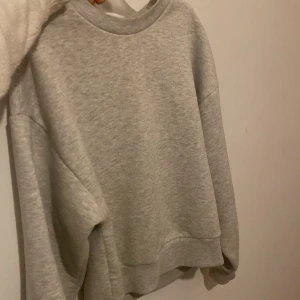 gina tricot sweatshirt - Säljer denna gråa tröja från Gina köpt för längesen. Strl Xxs men passar Xs lika bra! Skriv om ni vill köpa för annat pris, det går bra. 😊