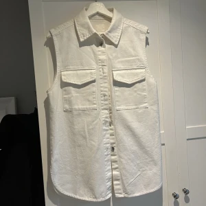 Vit jeansväst - Vit jeansväst i strl xs men är oversize i modellen! Oanvänd