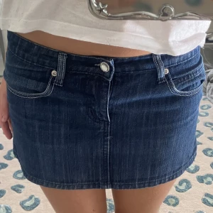 Super cool kjol - Hej! Nu säljer jag denna super coola kjol då den är för liten för mig. Vet tyvär inte vilken storlek den är men skulle säga 36-38. Jag är 173 cm. Använd fåtal gånger. Köpt av en tjej här på Plick för ett tag sedan.