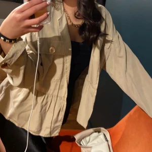 Zara kofta/ tunn jacka  - Tunn Zara jacka/kofta 😍Köptes för 399 ;-. 2 knappar är sönder därav priset 😊