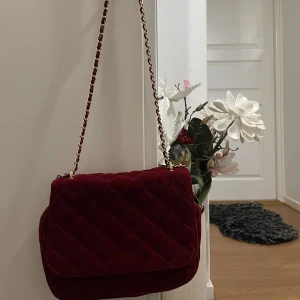 Jätte fin handväska (vinröd)  - Har typ inte använda alls,Det finns även en ficka i den 