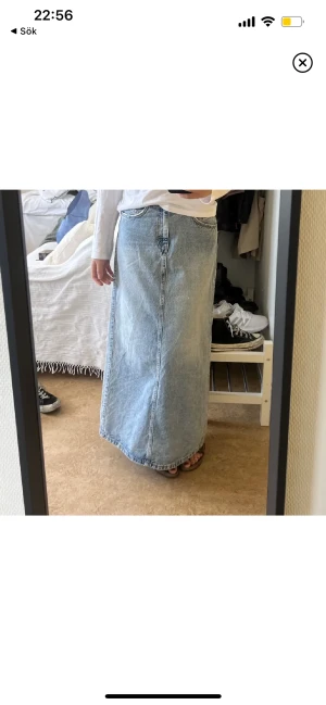 Maxikjol stradivarius - Maxi lång jeanskjol från stradivarius som länge varit slutsåld. Säljer då jag köpte i två storlekar och inte hann skicka tillbaka den ena🧡