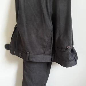 Kostymbyxor från Massimo Dutti  - Kostymbyxor från Massimo Dutti i storlek M & färg Brun/Svart.  Inga defekter förekommer.