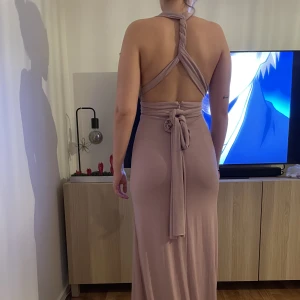 Balklänning  - Balklänning från ASOS, som kan knytas på flera olika sätt! Använd 1 gång så i fint skick! I en gammalrosa färg 😊