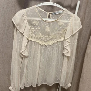 Zara blus - Säljer denna skitsnygga zara blusen!🫶🏽