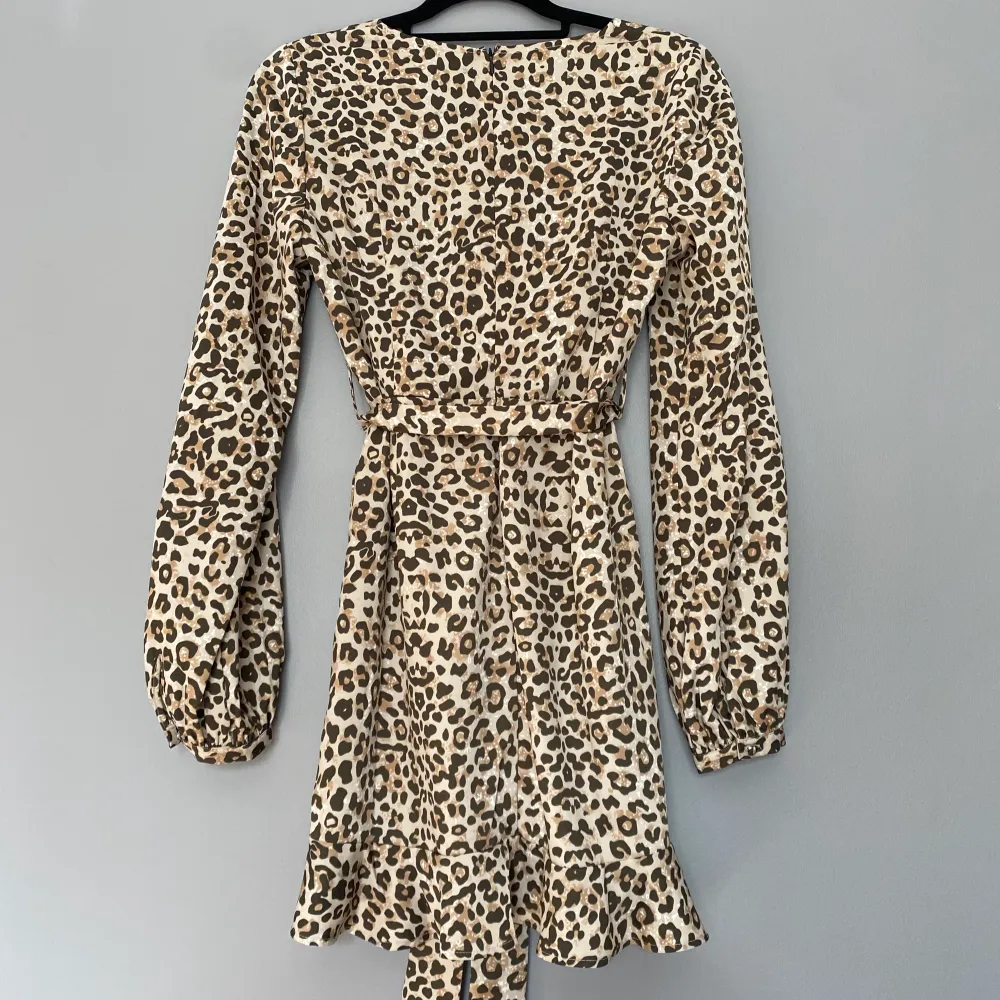 Leopardmönstrad omlottklänning i glatt material, storlek 38 men passar mig bra som är strl 34/36 ☺️ Använd fåtal gånger. Klänningar.