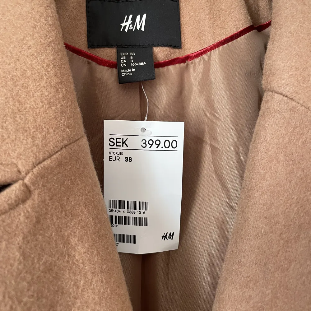 Helt ny kappa från H&M, många fina detaljer!! Super till höst/vinter🤩färgen är som sista bilden!. Tröjor & Koftor.