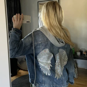 Unik jeansjacka!! - Superfin jeansjacka köpt i Italien unik för Sverige! Nypris 1200kr  Gråa huvan kommer med, men går att ta bort  Fint/nyskick🌸 Flyttrens därav pris 