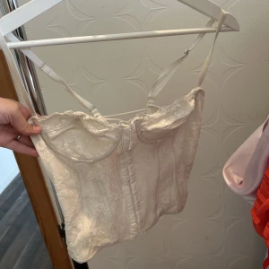 Vit korsett topp - Vit korsett topp från shein i storlek s!  Jätte snygg men kommer inte till användning längre! Kom privat för frågor😊