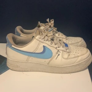 Nike air force 1 - Hej jag ska nu sälja mina Nike air force 1 double Swoosh som jag köpte i Oslo på footlocker för 1700. De är använda rätt så mycket men jag kan tvätta dem och göra dem iordning lite mer om så önskas