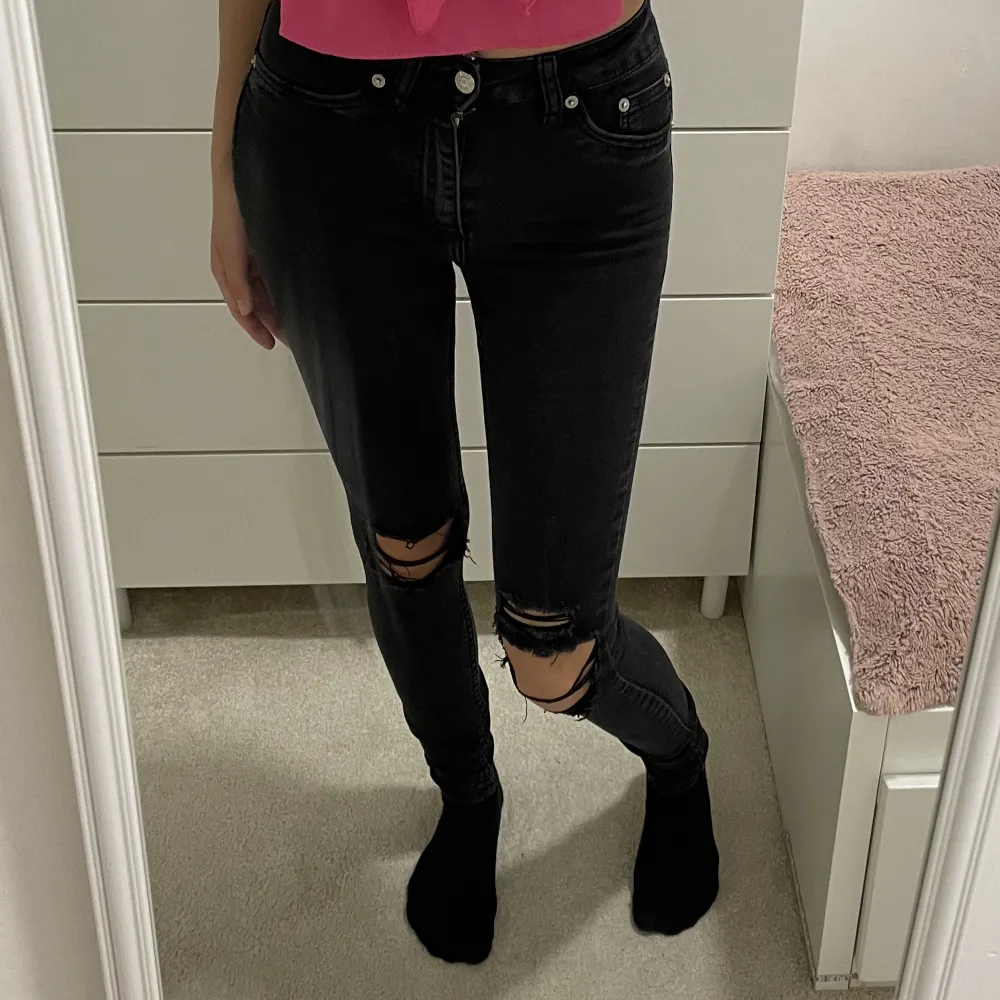 Jätte fina och sköna svarta jeans med hål vid knän som inte kommer till användning längre. För mer frågor och bilder kontaktas mig.. Jeans & Byxor.