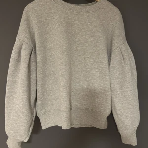 Grå tröja  - Jättefin grå tröja med puffiga armar! 🫶🏼🫶🏼