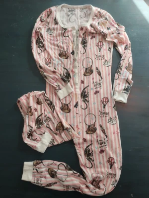 One piece overall Bikbok - One piece pyjamas från BikBok den heter Bell. Storlek XS. Cirkus motiv.
