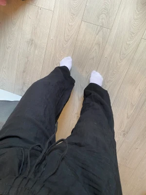 Svarta linne byxor H&M - Svarta linne byxor från hm i storlek M. Jätte fint skick, nästan oanvända.