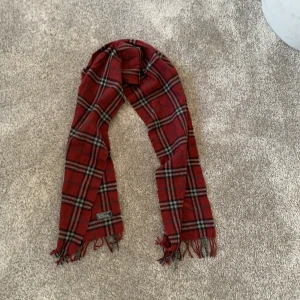 Burberry scarf - Tja säljer nu min burberry scarf då jag inte använder den längre, köpte den för runt 4000kr Cond 9/10  