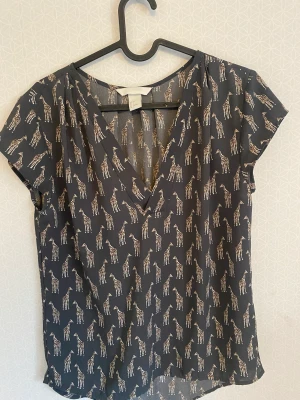 Blus - Super fin blus från H&M. Sparsamt använd!☺️