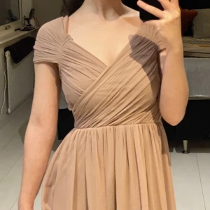 Ljusrosa/nude balklänning  - Säljer min balklänning från Nelly som är i fint skick och använd bara en gång! Den har storlek 34/xs Skicka ett meddelande om du har några frågor 😊