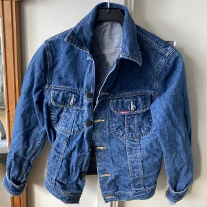 Vintage jeansjacka - Unik vintage jeansjacka i superfint skick! Står ingen strl men skulle gissa på S! 